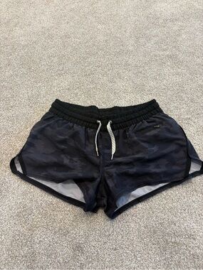 Vuori Clementine Camo shorts size small